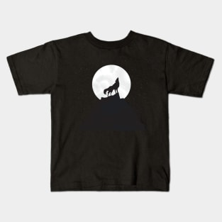 Wolf howling at the moon Kids T-Shirt